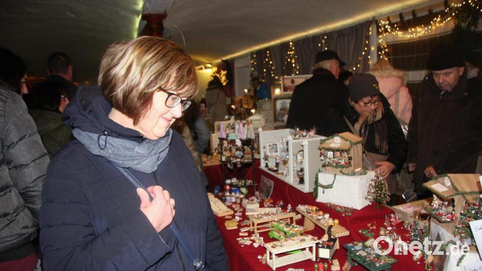 Kunsthandwerkliches wurde im und am Schlossanwesen feilgeboten. Bild: wro