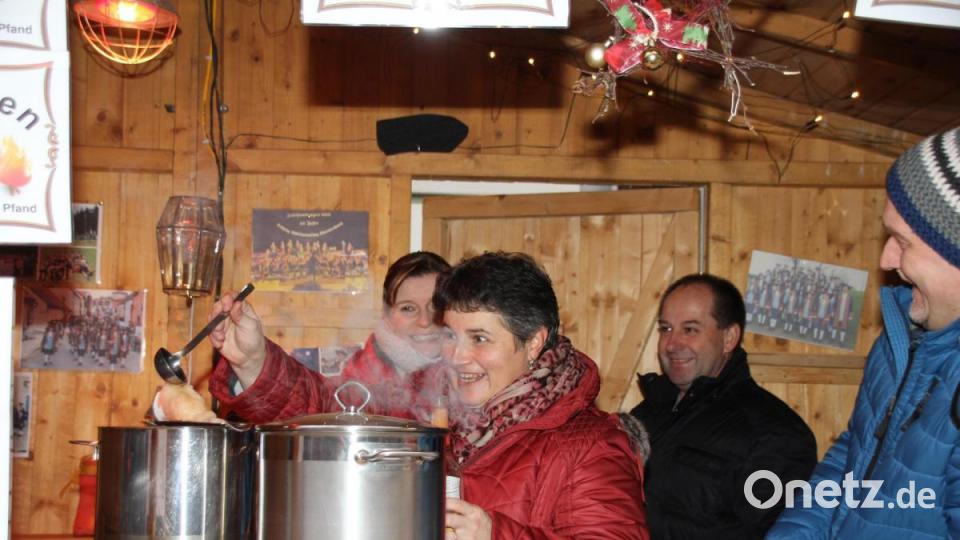 Undenkbar ohne Glühwein oder Punsch: Diese Heißgetränke durften auch in Oberviechtach nicht fehlen. Bild: bl