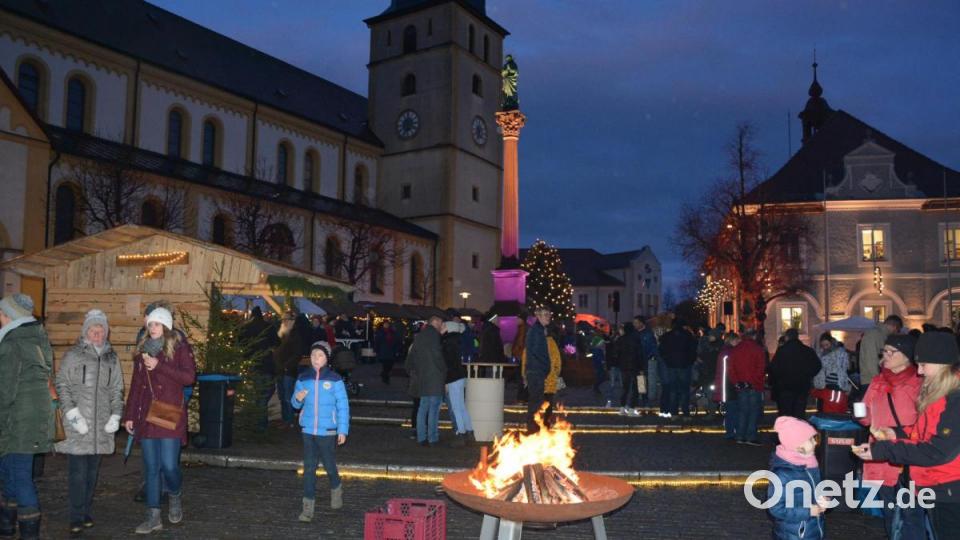 An offenen Feuerstellen konnten sich die Besucher wärmen. Bild: jr