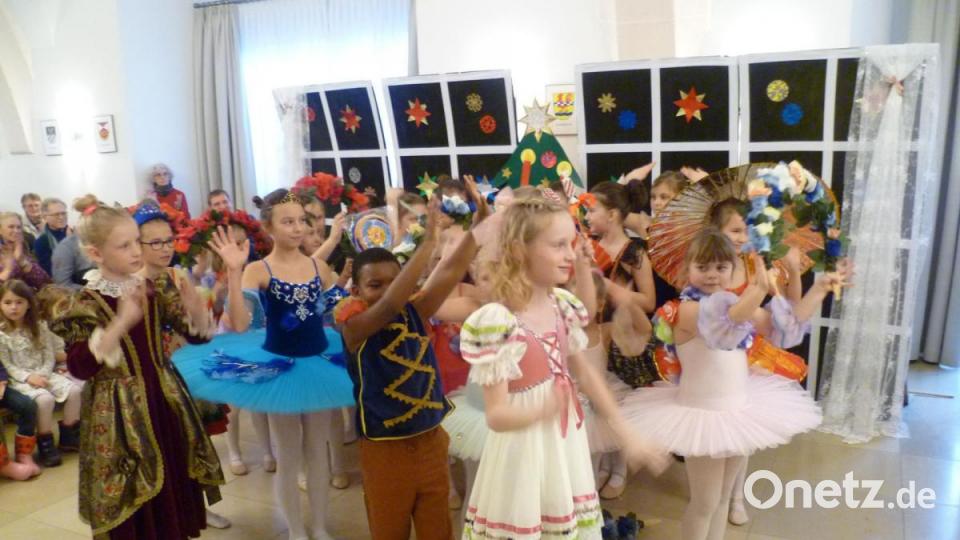 Viel Beifall ernteten die Buben und Mädchen der Josef-Voith-Schule Freihung für ihre Nussknacker-Aufführung, sicherlich aber auch für die reizvollen Kostüme. Bild: usc