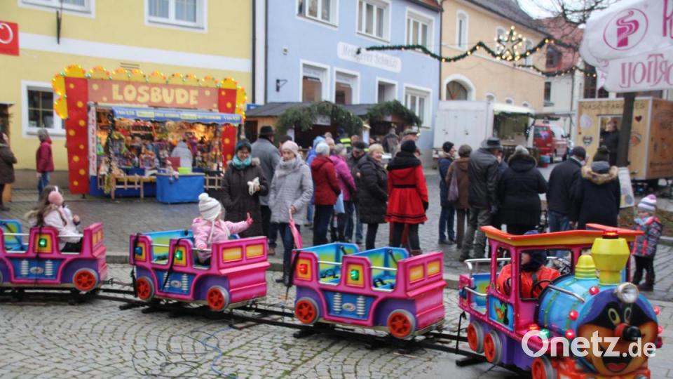 Eine Zugfahrt über den Marktplatz erfreute die Kinderherzen. Bild: bl