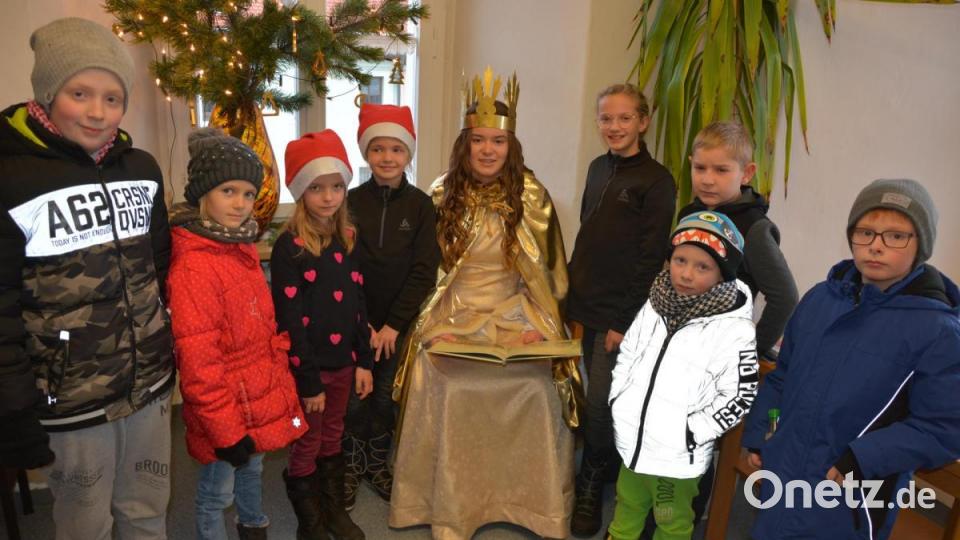 Das Christkind las in der Stadtbücherei Weihnachtsgeschichten vor. Bild: jr