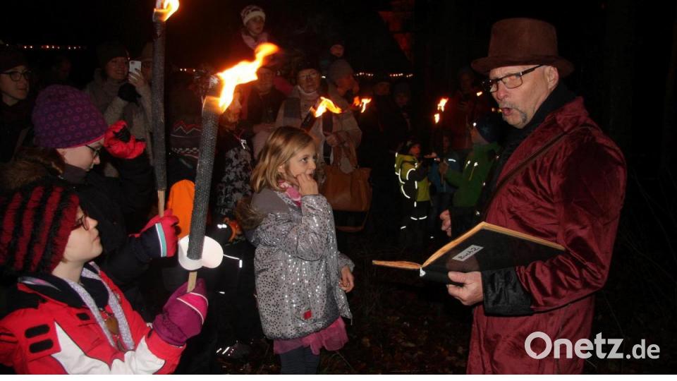 Frau Holle, Hänsel und Gretel und vieles aus Grimms Märchenschatz rücken in den Mittelpunkt der Märchenwanderung, die bei Einbruch der Dunkelheit auf die Besucher wartete. Bild: wro
