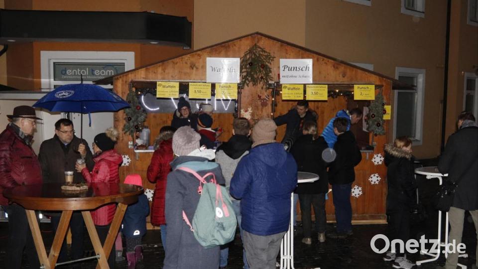 Dorfweihnacht, das ist Freunde treffen, miteinander reden bei einem Glühwein . Bild: mfh