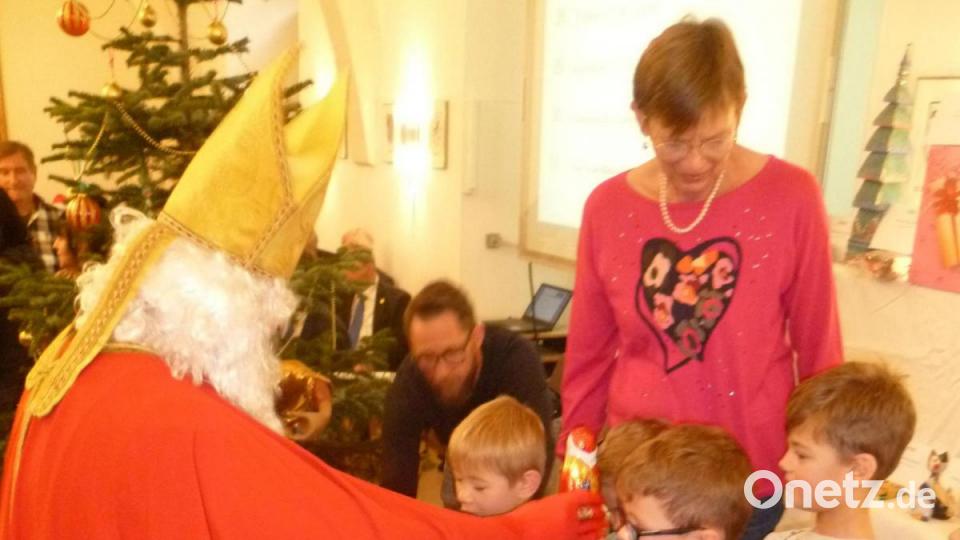 Am Ende der Eröffnungsfeier gab es vom Nikolaus Schokolade für die kleinen Mitwirkenden. Bild: usc