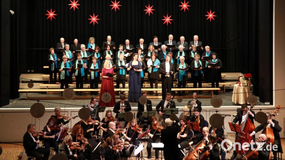 Weihnachtskonzert in der Stadthalle Erbendorf unter der Leitung von Klaus Linkel mit dem Kammerorchester des Westböhmischen Sinfonieorchesters Marienbad, der Chorgemeinschaft Erbendorf/Wiesau und den Teenies/Junger Chor Wiesau. Mit auf dem Bild (Mitte, stehend von links) die Solisten Marja Leena Varpio, Annette Kramny und Torsten Frisch. Bild: JOCHEN NEUMANN
ERBENDORF