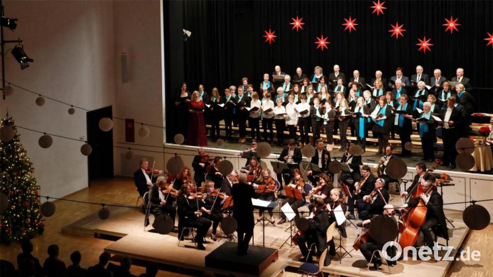Weihnachtskonzert in der Stadthalle Erbendorf unter der Leitung von Klaus Linkel mit dem Kammerorchester des Westböhmischen Sinfonieorchesters Marienbad, der Chorgemeinschaft Erbendorf/Wiesau und den Teenies/Junger Chor Wiesau. Bild: JOCHEN NEUMANN
ERBENDORF