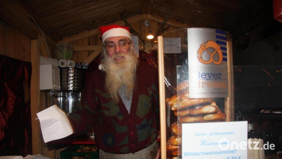 Auch wenn es den Anschein hatte, das war nicht der Nikolaus, der am Stand Brezen verkaufte. Der (vielleicht) echte Heilige drehte derweil im Schlosshof seine Runden. Bild: wro