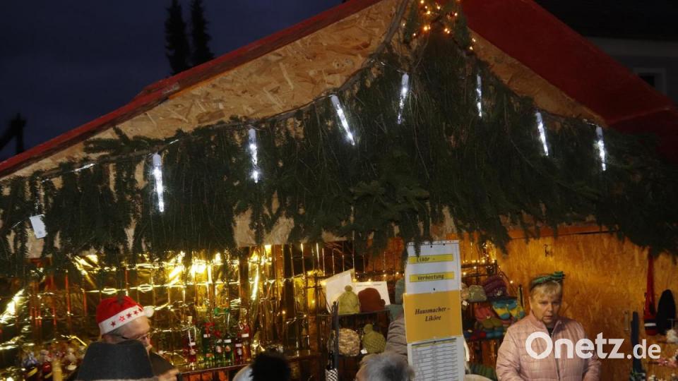 Der Stand der Tischgesellschaft Edelweiß ist ständig umlagert. Hier gibt es sehr gute, selbst angesetzte Liköre. Bild: mfh