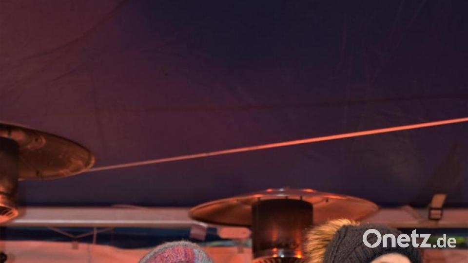 Schüler treten beim Adventsmarkt auf. Bild: rgr