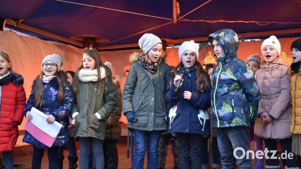 Schüler treten beim Adventsmarkt auf. Bild: rgr