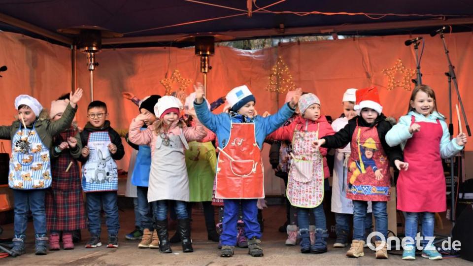 Zum Plätzchen backen animierten die kleinen Musiker auf der Bühne beim 30. Oberpfälzer Adventsmarkt. Bild: rgr