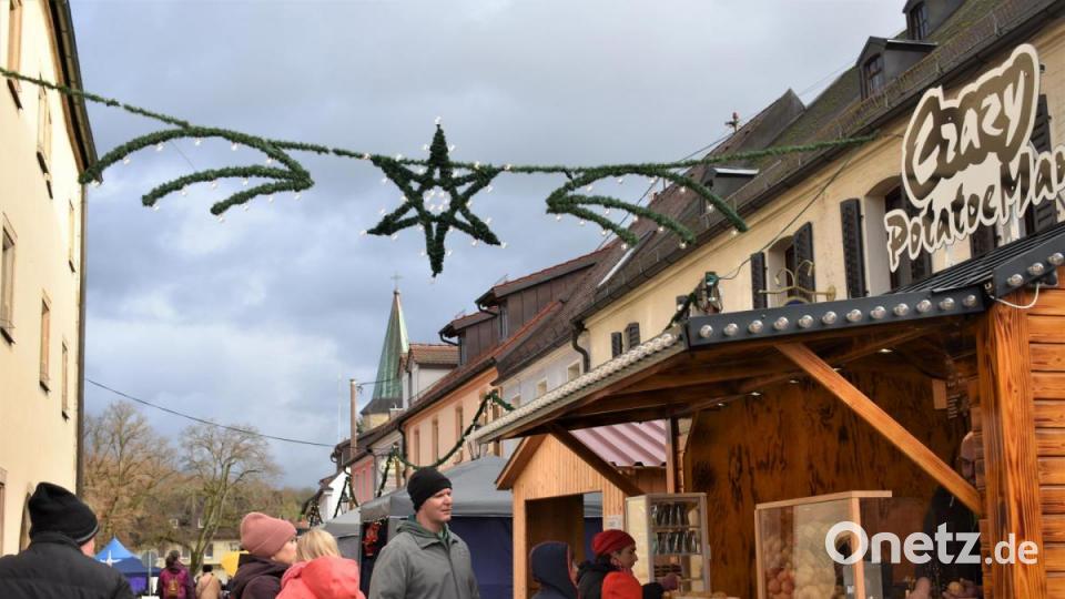 Buden säumen den Adventsmarkt. Bild: rgr