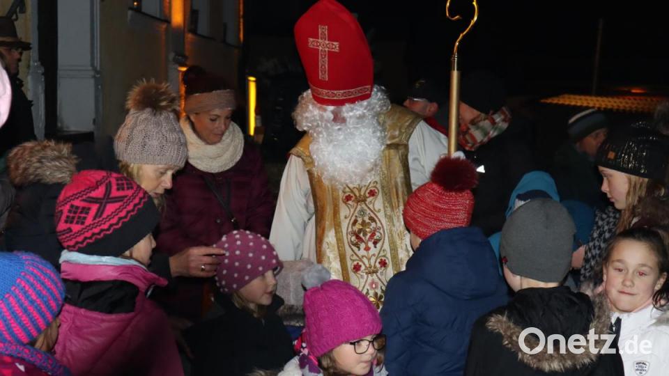 Nach dem Auftritt der Kinderoase St. Emmeram Windischeschenbach verteilt der Nikolaus Überraschungseier an die Kinder. Bild: wrm