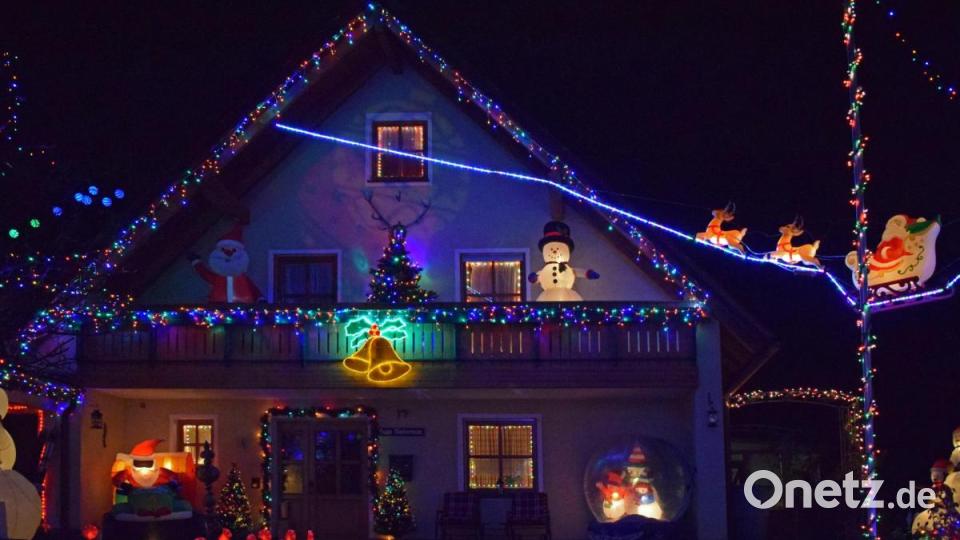 Ron Biederman verwandelt sein Haus in Erbendorf jedes Jahr in der Adventszeit zu einem blinkenden Gesamtkunstwerk Bild: szl