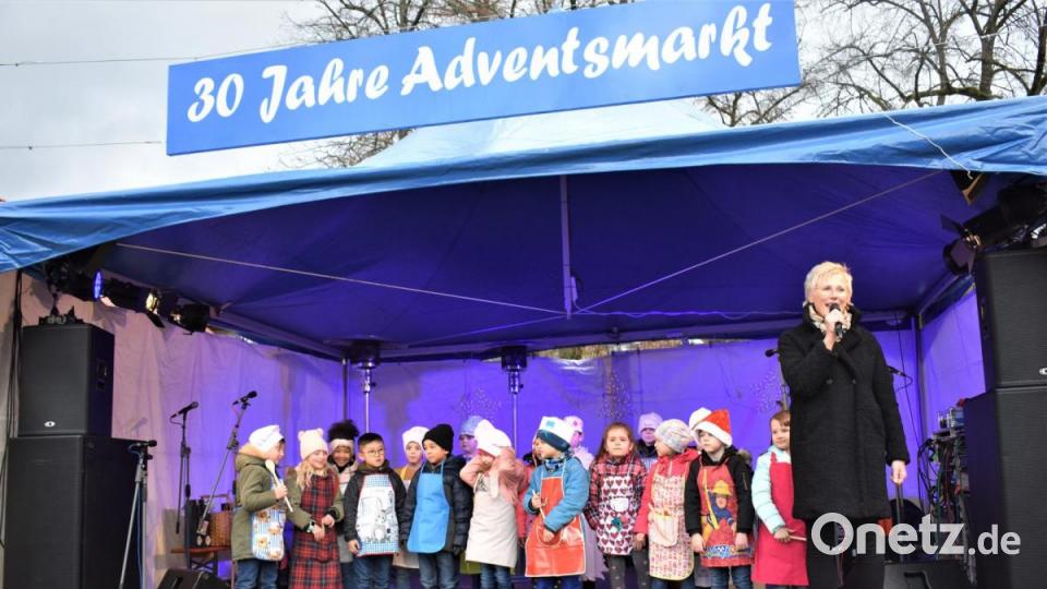 Zum Plätzchen backen animierten die kleinen Musiker auf der Bühne beim 30. Oberpfälzer Adventsmarkt. Bild: rgr