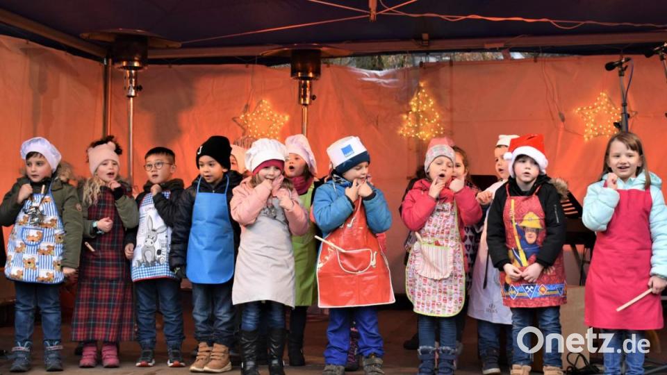 Zum Plätzchen backen animierten die kleinen Musiker auf der Bühne beim 30. Oberpfälzer Adventsmarkt. Bild: rgr
