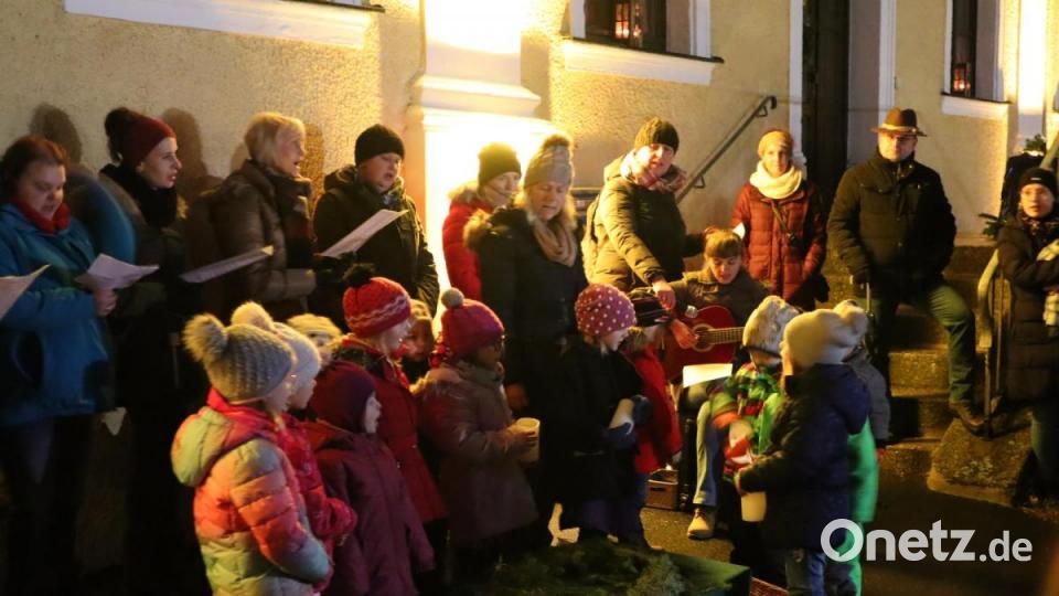 Die Kleinen der Kinderoase St. Emmeram treten mit dem Lied &quot;Tannenzweige&quot; auf. Auch Bürgermeister Karlheinz Budnik (auf der Treppe, rechts) schaut den Kindern dabei zu. Bild: wrm