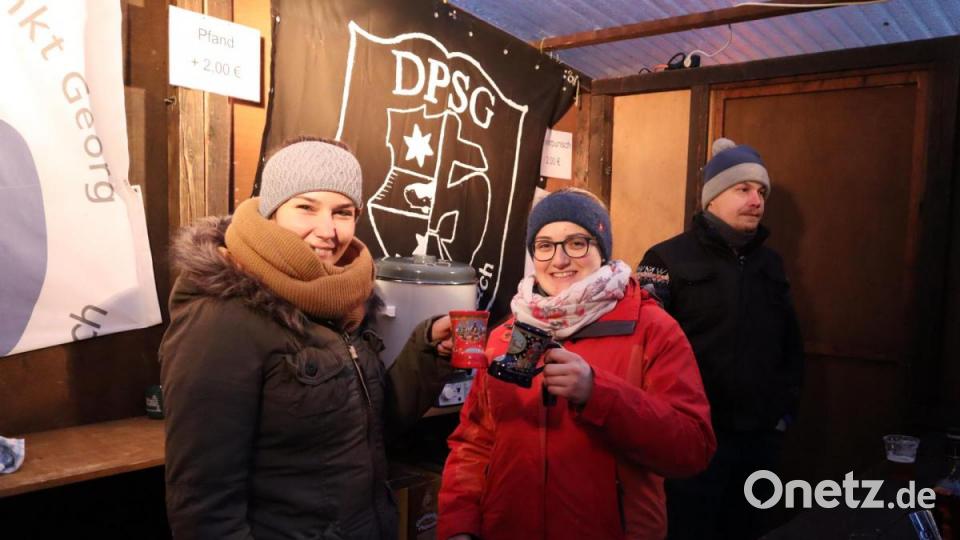 Bei den Pfadfindern Windischeschenbach gibt es Glühwein. Bei den nasskalten Temperaturen stießen auch die Helfer hinter der Theke gerne mit einem warmen Getränk an. Bild: wrm
