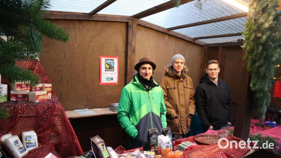 Am Stand der Pfarreiengemeinschaft Windischeschenbach-Neuhaus wird Tee ausgeschenkt. Zudem verkaufen die Helfer Waren aus dem Eine-Welt-Laden. Bild: wrm