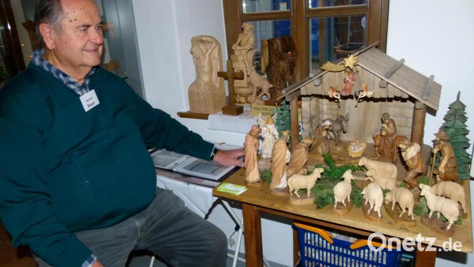 Herbert Bauer präsentierte seine selbstgemachte Krippe. Bild: bgl