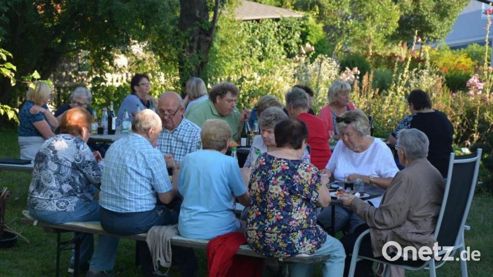 Auch die ehrenamtlichen Helfer des Konnersreuther Reslgartens genießen regelmäßig die Bratkünste von Robert Dietz. Er freut sich über das Lob der Gäste. Archivbild: Josef Rosner