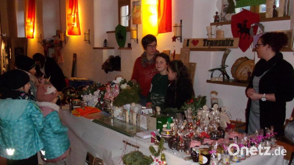 Die Kinder für der Grundschule haben extra für den Weihnachtsmarkt viele schöne Sachen gebastelt. Bild: bnr