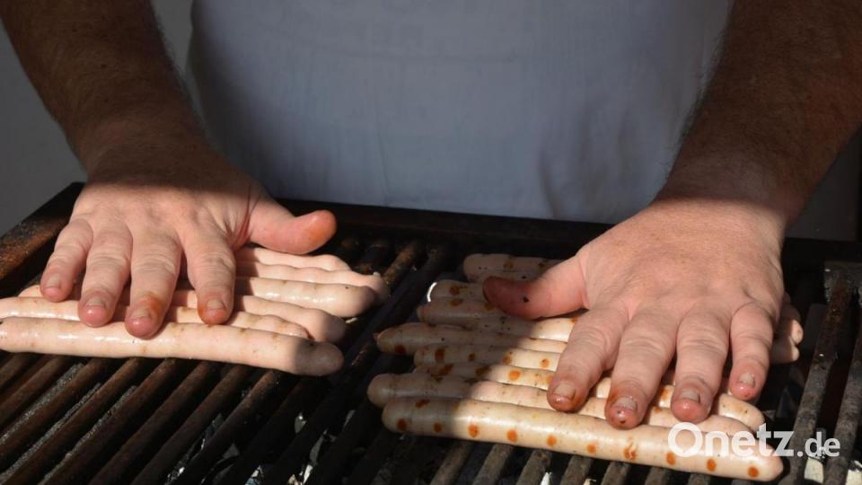 Handfertigkeit ist schon gefragt, wer die Bratwürste auf dem Grill brät. Dabei sollten die Hände nicht hitzeempfindlich sein. Bild: Josef Rosner