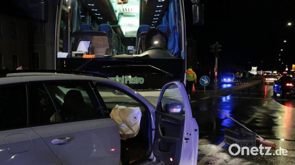 An der Kreuzung vor der OTH in Amberg ist der Bus aus Italien gegen ein Auto gestoßen. Bild: dmra
