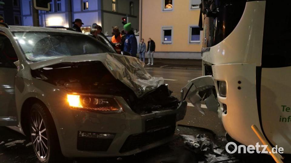 An der Kreuzung vor der OTH in Amberg ist der Bus aus Italien gegen ein Auto gestoßen. Bild: dmra