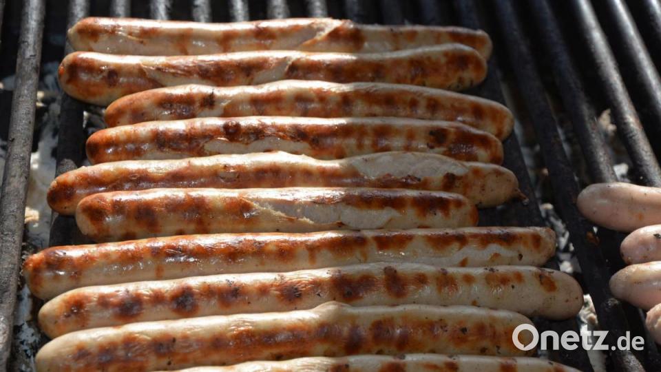 Etwa fünf Minuten Bratzeit sind für ein Paar Bratwürste einzuplanen. Bild: Josef Rosner