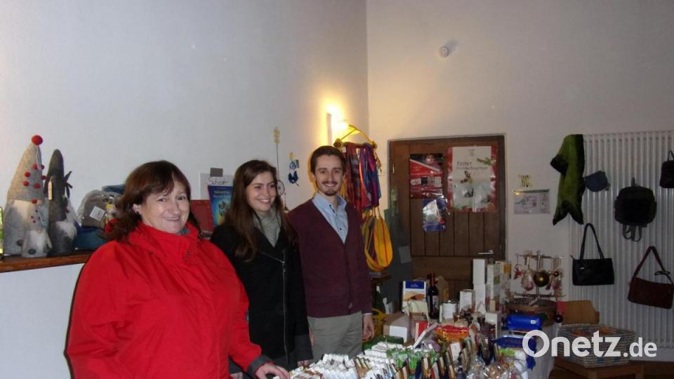 Marianne Schieder gesellte sich zu den Händlern und bot viele Sachen feil. Der Erlös kommt sozialen Zwecken zu gute. Bild: bnr