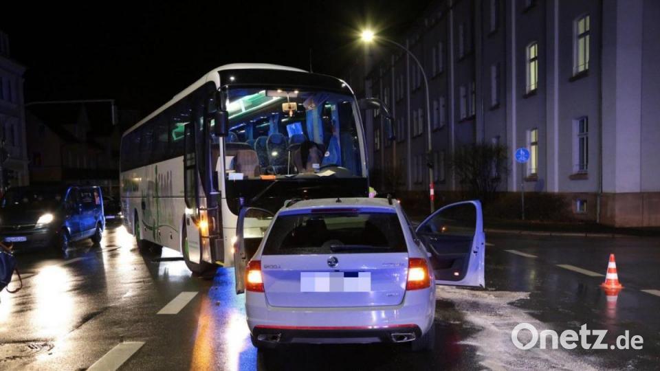 An der Kreuzung vor der OTH in Amberg ist der Bus aus Italien gegen ein Auto gestoßen. Bild: dmra