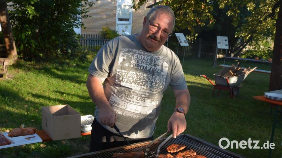 Robert Dietz bei einem Einsatz im Konnersreuther Reslgarten. Bei zahlreichen Vereinen brät Dietz die Bratwürste und sorgt so für das leibliche Wohl. Bild: Josef Rosner