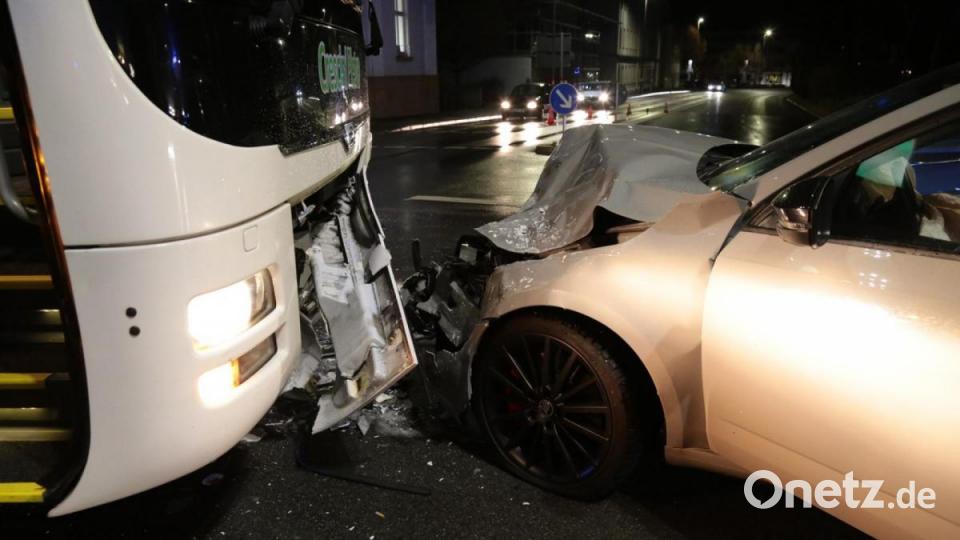 An der Kreuzung vor der OTH in Amberg ist der Bus aus Italien gegen ein Auto gestoßen. Bild: dmra