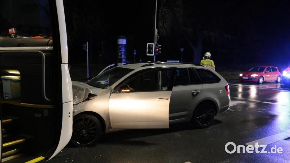 An der Kreuzung vor der OTH in Amberg ist der Bus aus Italien gegen ein Auto gestoßen. Bild: dmra