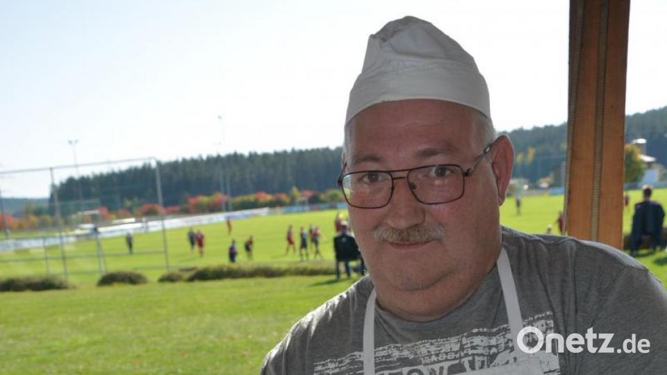Seit mehr als 23 Jahren brät Robert Dietz bei Heimspielen des TSV Konnersreuth die Bratwürste aus. Alle zwei Wochen ist er im Einsatz. Bild: Josef Rosner