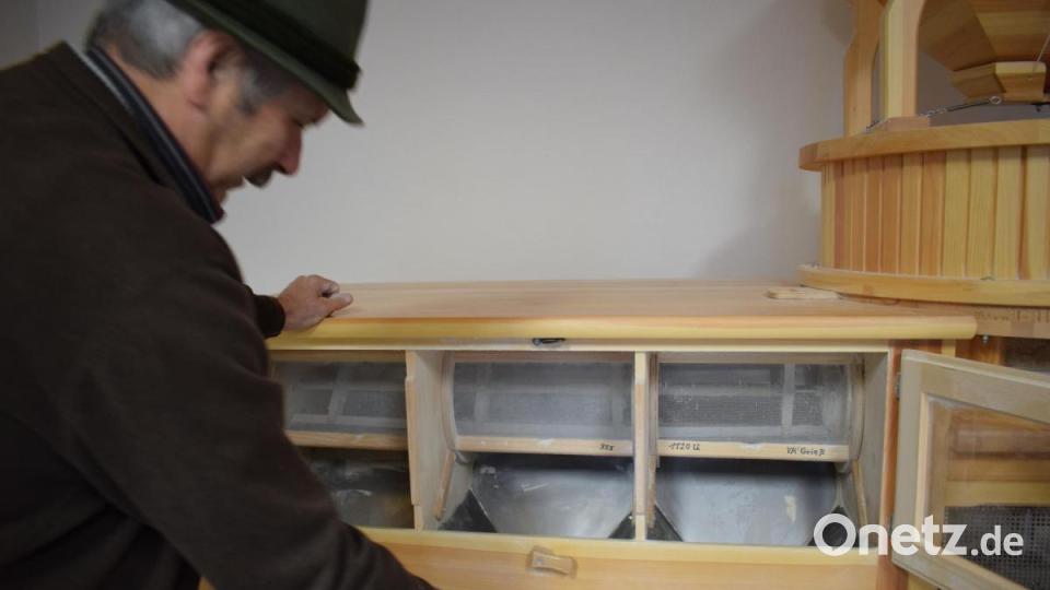 Die neue kleine Gewerbemühle hat eine Stundenleistung von etwa 100 Kilo. Bild: szl