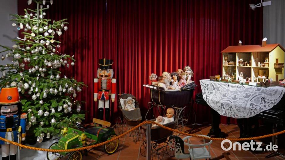 Liebevoll dekoriert ist die Ausstellung im Alois-Hörmann-Saal.Die Präsentation befasst sich in der Hauptsache mit den Dingen, die Kinderaugen in früherer Zeit zum Leuchten brachten. Bild: tr