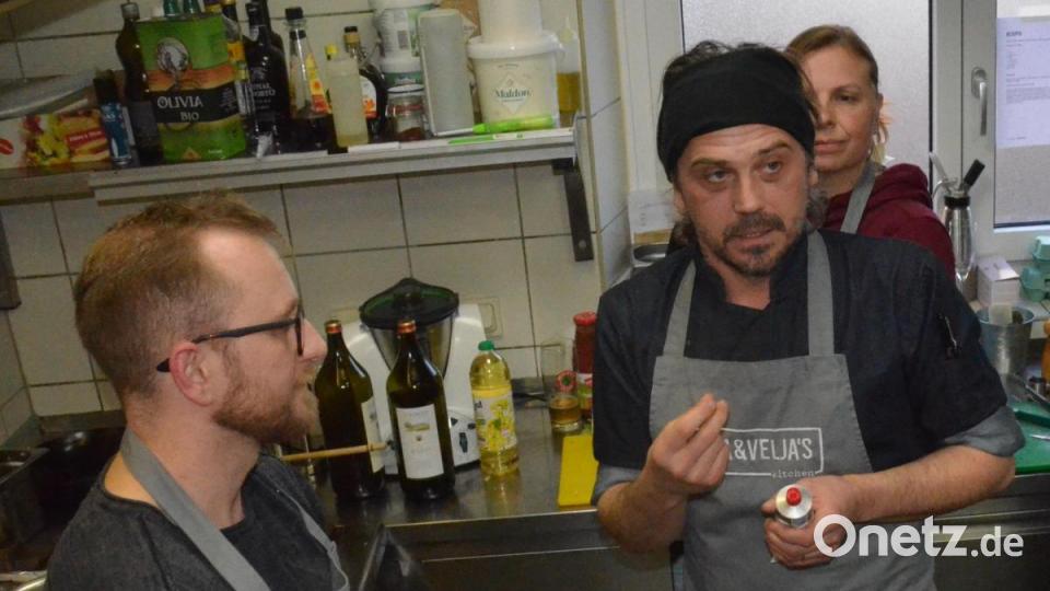 Die richtige Dosierung ist Fingerspitzengefühl und macht den Geschmack, sagt Velibor (Velja) Krstic. Bild: Kunz