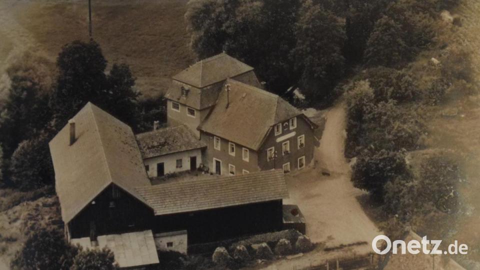 Die Senkendorfer Mühle um 1959. Zum landwirtschaftlichen Anwesen rund um die Mühle gehörte eine Rinderzucht, Getreideanbau, Felder und Wiesen sowie eine Dorfkapelle. Bild: szl