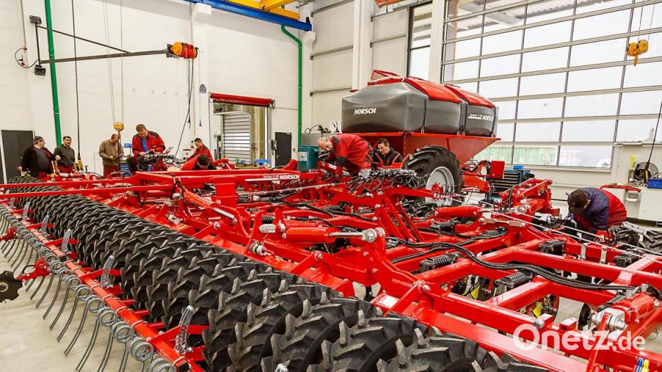 Die breiten Ausleger der Horsch-Maschinen brauchen natürlich auch bei der Produktion einigen Platz. Bild: Hösamer