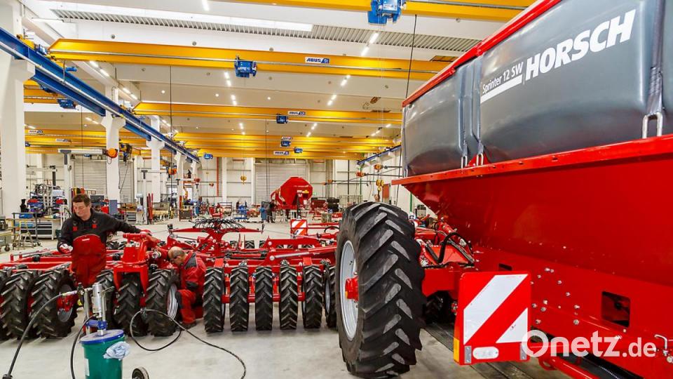 Blick in die neue „Waldfabrik“: Im Vordergrund wird gerade eine große Sämaschine endmontiert, im Hintergrund sind die einzelnen Stationen des Linienfertigung zu sehen. Bild: Hösamer