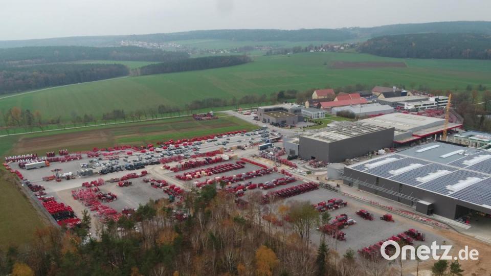 Der Sitzenhof von oben: Rechts ist die neue Montagehalle zu sehen, links der erweiterte Abstellplatz für fertige Maschinen. Bild: exb_Horsch