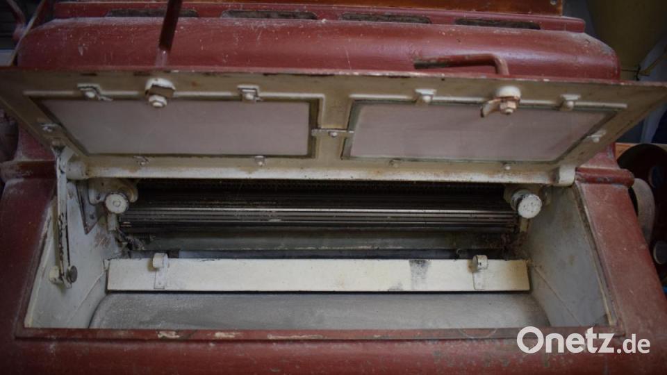 Ein Blick in den Walzstuhl. Mehrere Mahlgänge sind erforderlich um das Mehl vollständig aus der Schale herauszumahlen. Die Aufgabe vom Mahlstein übernahmen die Walzenstühle aus Stahl. Bild: szl