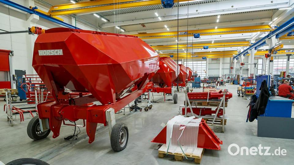 In Linienfertigung werden die Landmaschinen produziert und werden von Station zu Station weiterbewegt. dazu laufen in Schienen im Boden Transporteinrichtungen. Bild: Hösamer