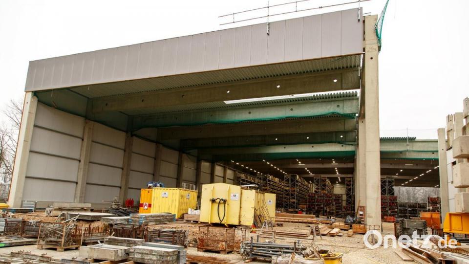 Auch eine teilweise überdachte Lagerhalle gehört zur neuen &quot;Waldfabrik&quot;. Bild: Clemens Hösamer