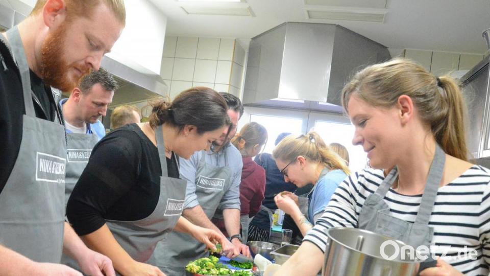 Beim Gemüseschneiden legt auch Nina Schaumberger (rechts) mit Hand an. Bild: Kunz