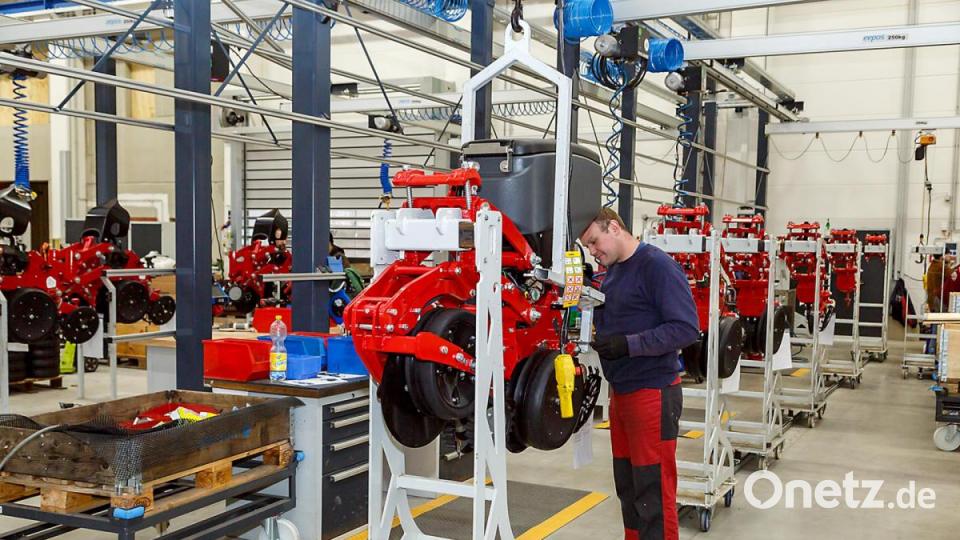 In die Gestaltung der Arbeitsplätzen, an denen die Anbauteile montiert werden, flossen auch die Ideen der Mitarbeiter ein. Bild:  Hösamer