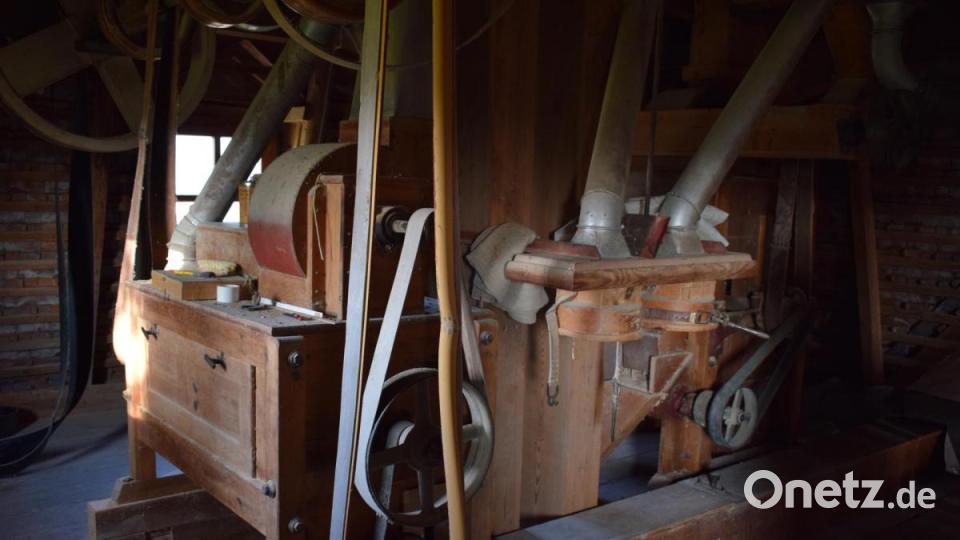 Die alte Mühle erstreckt sich über drei Etagen. Mit schnellen rotierenden Bewegungen übernehmen viele Siebe im Inneren die gesammte Siebarbeit. Angetrieben wird das ganze über eine “Transmission” im Erdgeschoss. Bild: szl